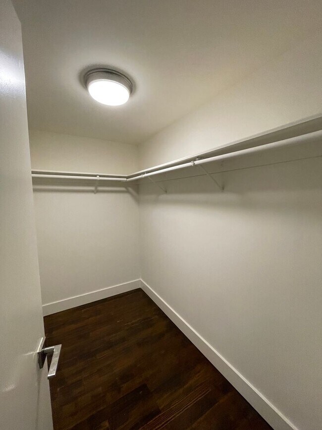 Building Photo - 1/2 Off First Month's Rent, 6Bdrm, 3Bath