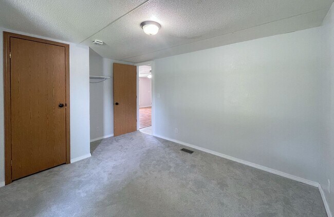 Building Photo - 3 bedroom home located in South Hutchinson
