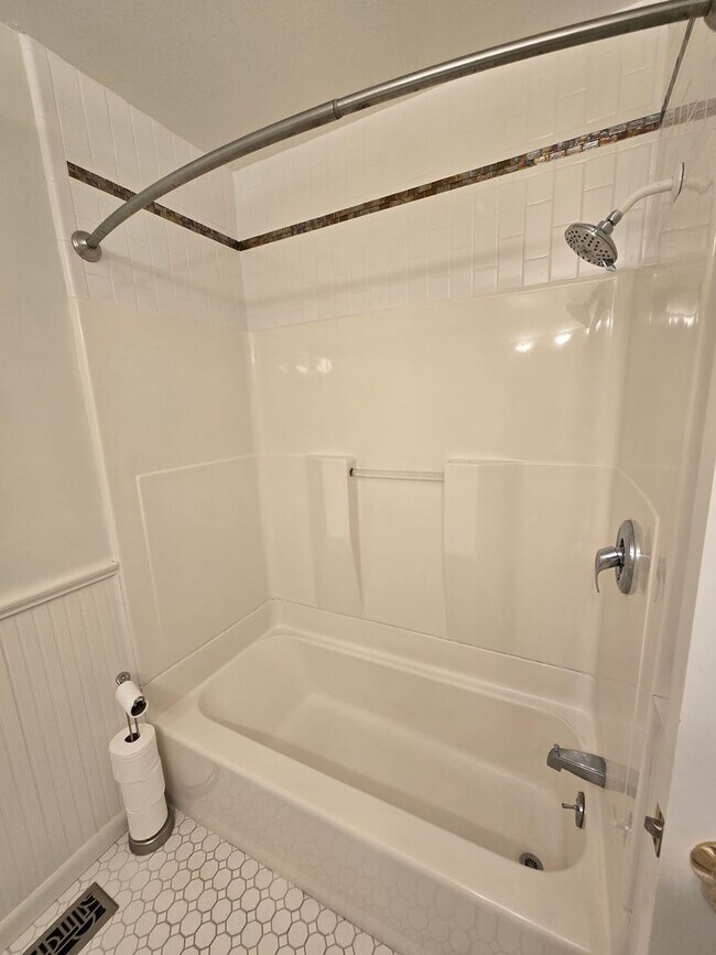 Building Photo - Popular West Linn! Tons of Space and great...