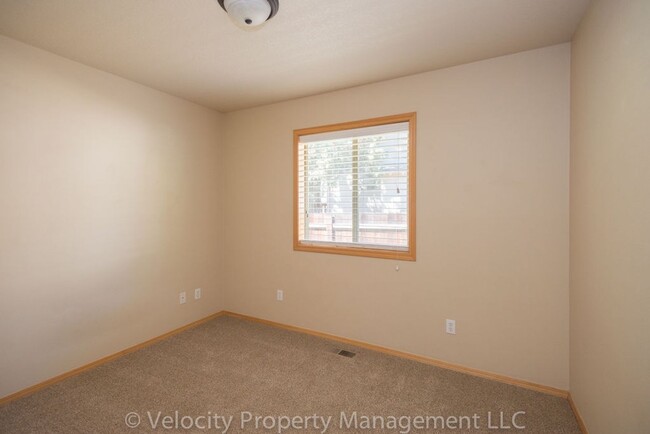 Building Photo - Light and bright 3 bedroom, 2 bath home - ...