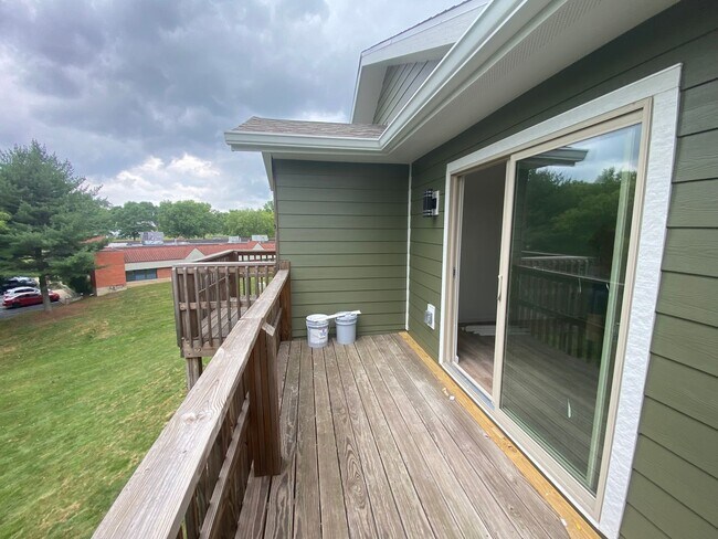 Building Photo - 3-Bedroom, 2-Bathroom Apartment on Bloomington's Eastside
