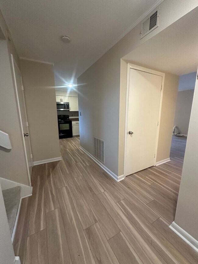 Building Photo - Comfortable Townhouse Near Virginia Tech