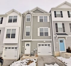 Building Photo - 3 Bed / 2-1/2 Bath  Single Family Town Home w/Attached1 Car Garage