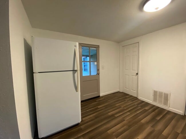 Building Photo - Charming 1 Bedroom Oasis with Sunroom in O...