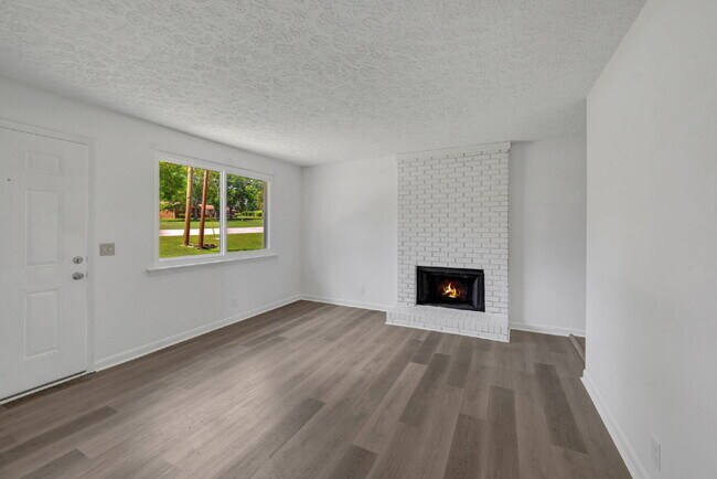 Building Photo - Furnished, remodeled 2BR near Nashville hospitals, all utilities and WiFi included, updated kitch...