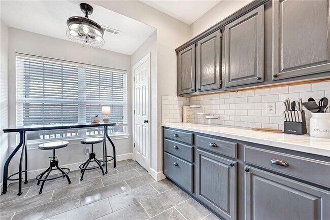 Building Photo - 701 SW Maidstone Ave