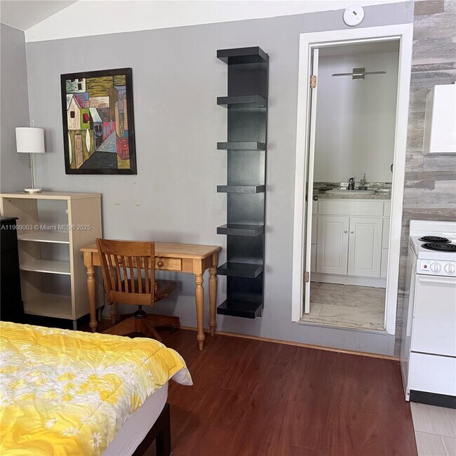 Building Photo - 2633 NE 32nd St