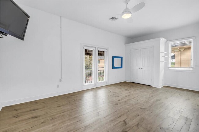 Building Photo - 651 Saxony Blvd