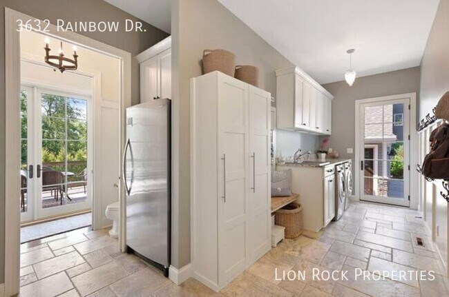 Building Photo - 3632 Rainbow Dr