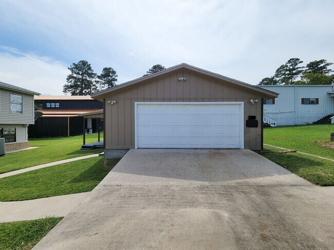 Building Photo - Extremely well maintained home. The second...