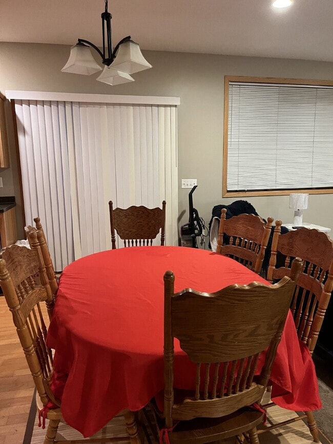 Building Photo - Prime location Vadnais Heights Townhome 4 Bed 4 Bath!