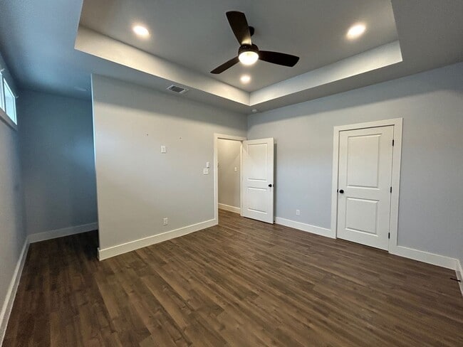 Building Photo - 2BED / 1BATH Condo/Townhome For Lease! Available NOW!
