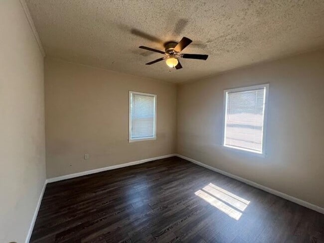 Building Photo - 305 E Stegall Dr