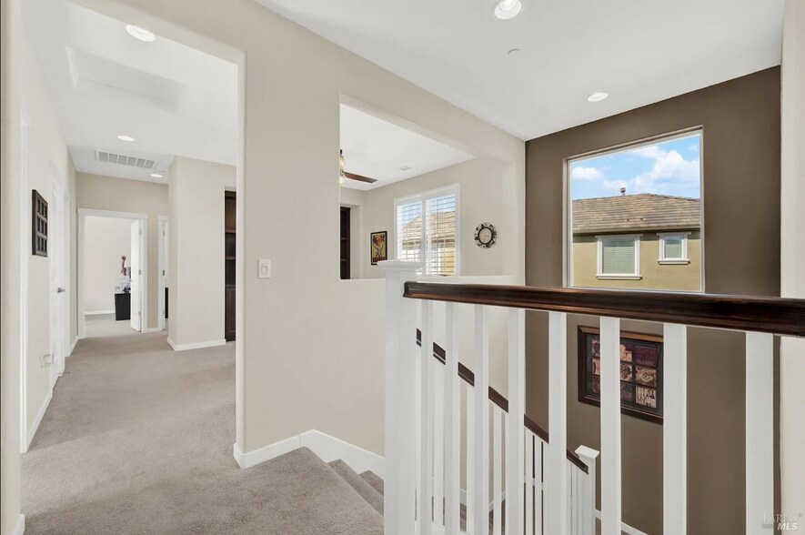 Building Photo - 387 Goddard Ct