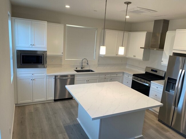 Building Photo - Vibrant 3 story 2bed/2.5bath home at the Mill at Broadway