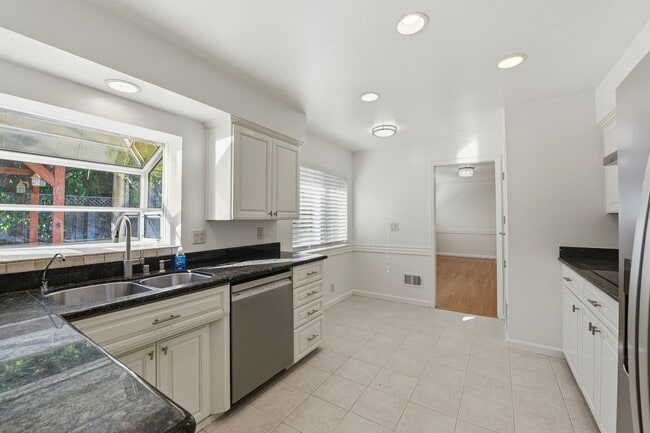 Building Photo - Move-In Ready Blossom Hill Gem – New Bathrooms and many upgrades!