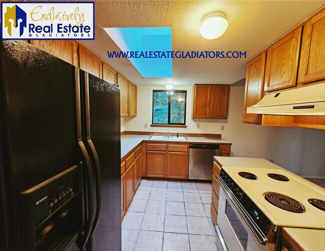 Building Photo - 4 Bed 2.5 Pet Friendly Home in Wilderness Rim