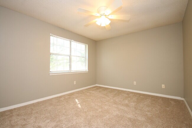 Building Photo - Southwest Pensacola Townhome Near NAS Pensacola with Granite Kitchen & Privacy-Fenced Patio