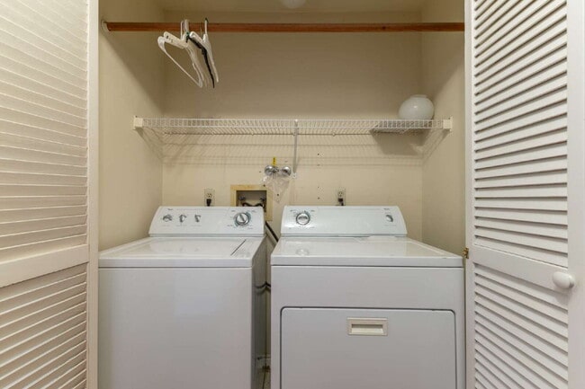 Building Photo - Welcome to your new home in the heart of T...