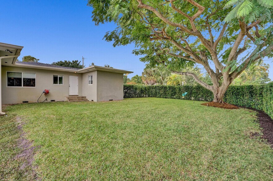 Building Photo - 11425 NE 3rd Ave