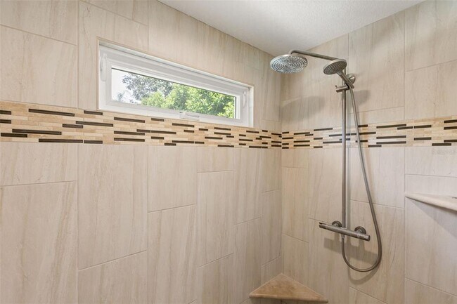 Building Photo - 1711 Chestnut Ave