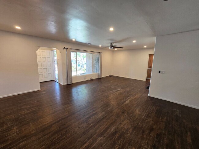 Building Photo - 5BD/3BA on Adobe Dr!! (Lease out, pending ...
