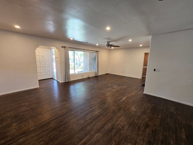 Building Photo - 5BD/3BA on Adobe Dr!!