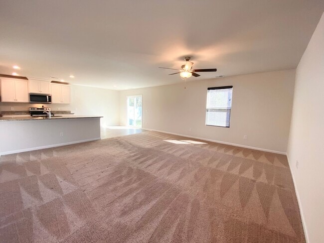 Building Photo - BETTER THAN NEW!