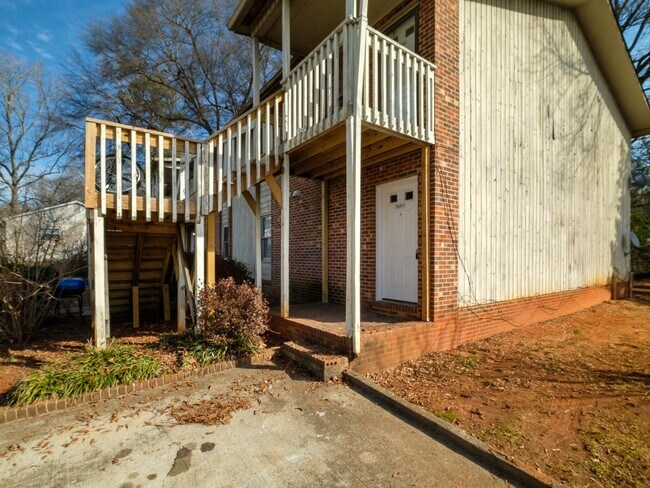 Building Photo - 2609 Eastway Dr