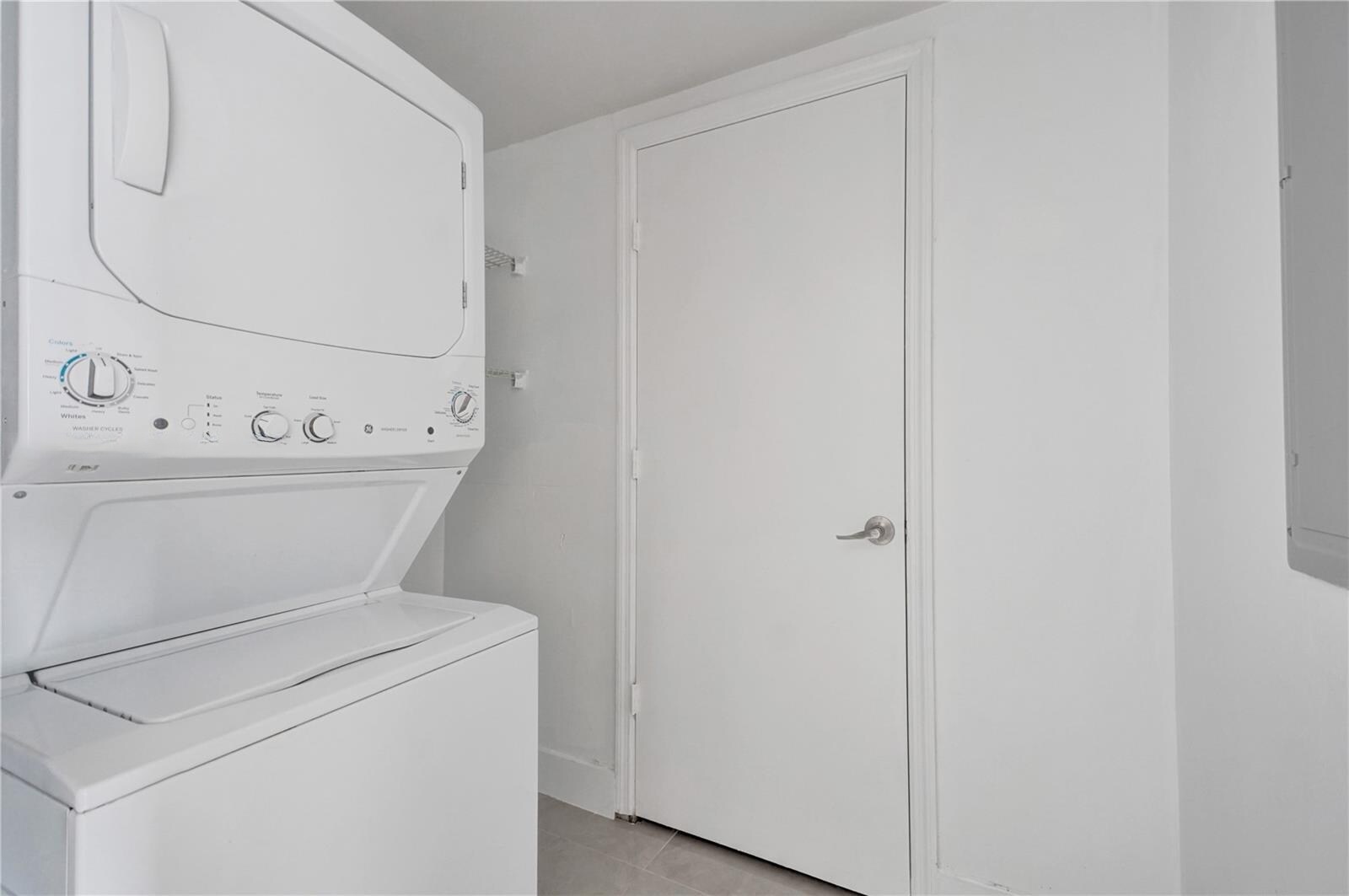 Building Photo - 14951 Royal Oaks Ln