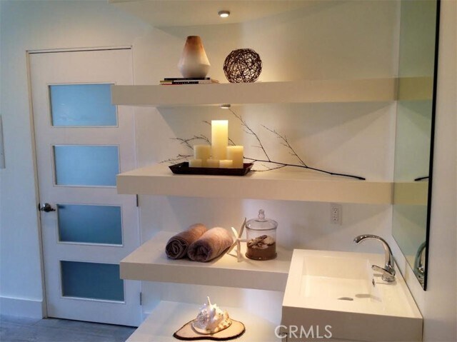 Building Photo - 8811 Burton Way