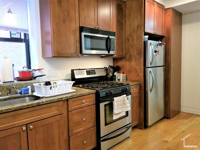 Building Photo - 3Br/1Bth apartment in Boston! Great location! Laundry in UNIT!