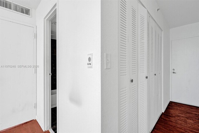 Building Photo - 7601 E Treasure Dr