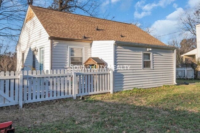 Building Photo - 1203 Kermit Dr