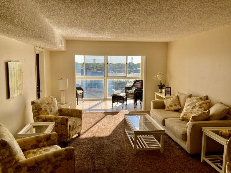 Building Photo - 4939 Floramar Ter