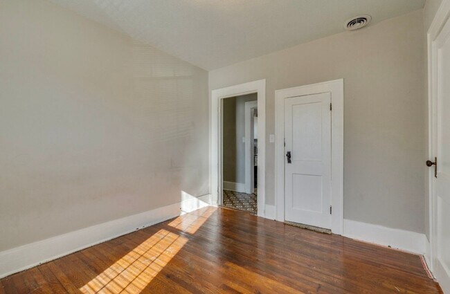Building Photo - Charming updated Home 3bd/1ba   Kingsport TN
