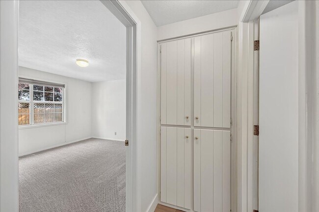 Building Photo - Charming SE Boise Townhome Near the Greenbelt