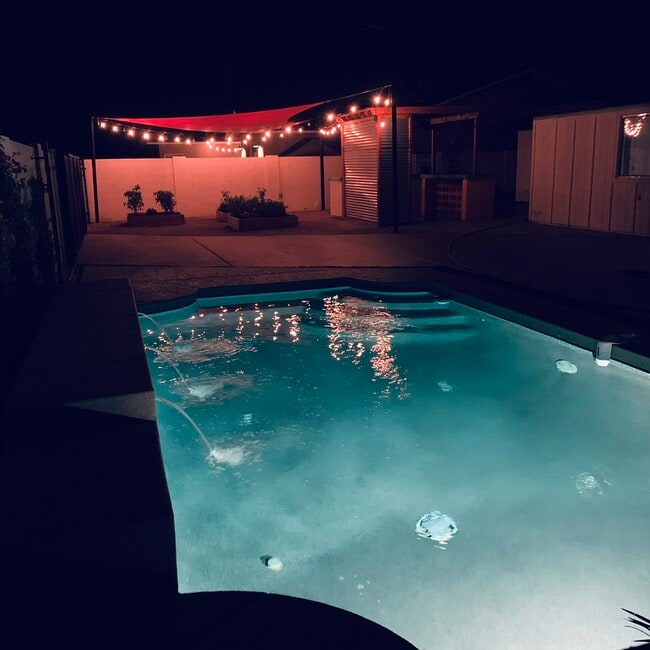 Building Photo - 8516 E Vernon Ave