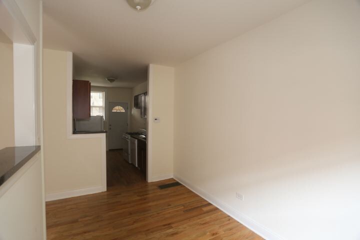 Building Photo - 832 W Waveland Ave