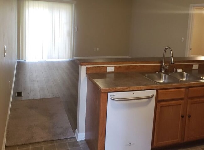 Building Photo - Renovated Ranch!