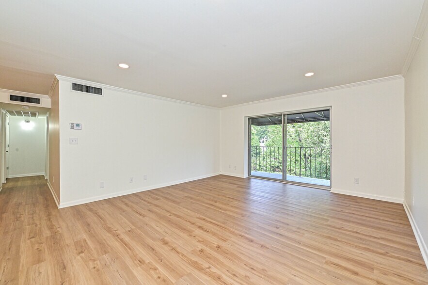 Building Photo - 1323 Queens Rd