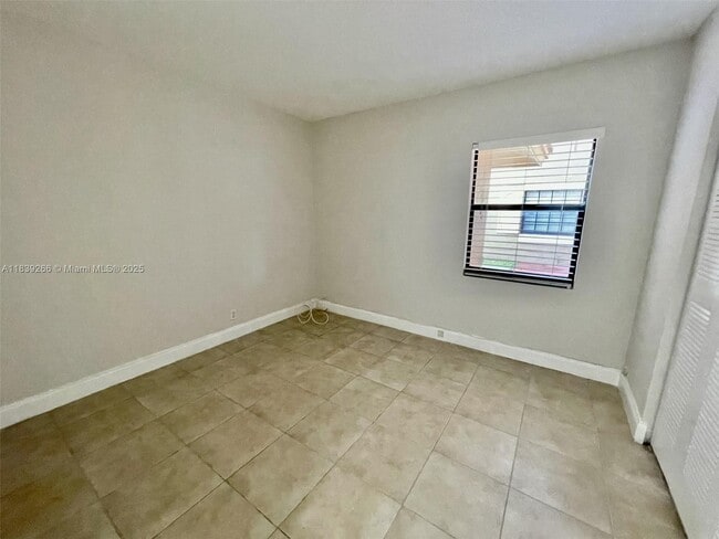 Building Photo - 2624 Riverside Dr