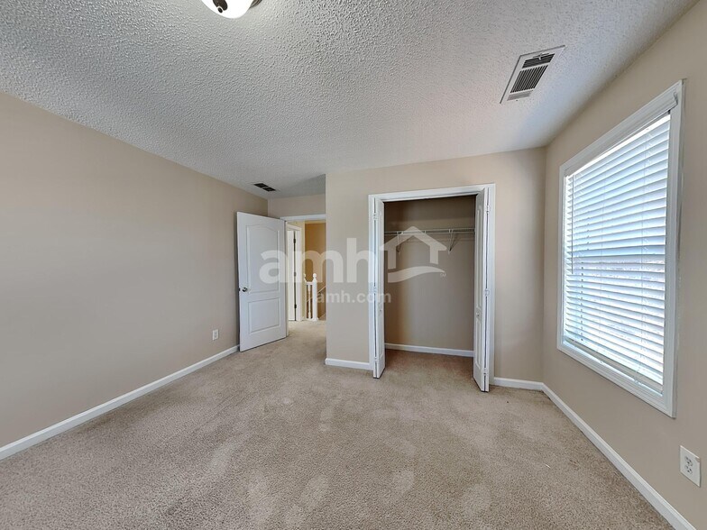 Building Photo - 76 Oak Springs Ln