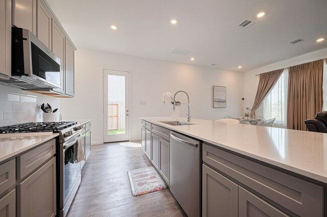 Building Photo - 5435 Holly Hvn Ct