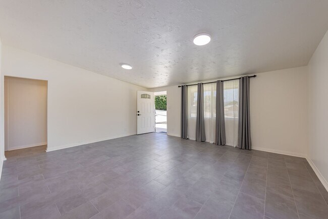 Building Photo - Oak View Abode