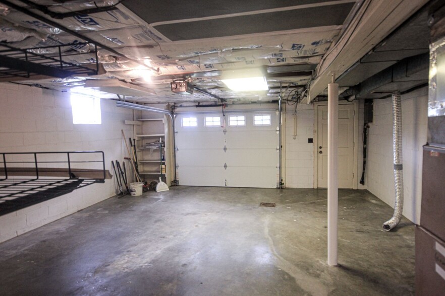 one car garage - 834 Raven Rd