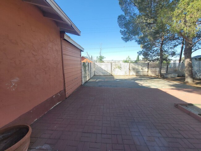 Building Photo - Ready to View!!