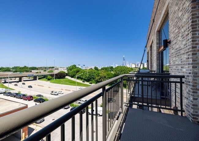 Building Photo - 2545 S Dearborn St