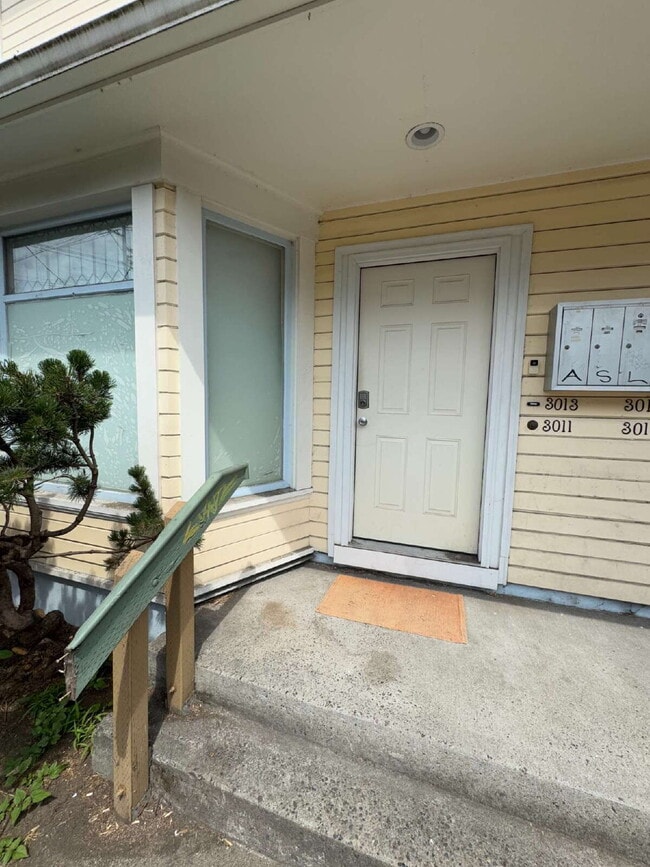 Building Photo - Downstairs 2 Bedroom Quadplex