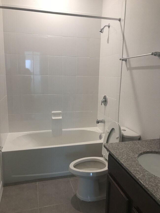 Building Photo - 4 Bedroom at Heart of Windermere!!! Tile t...